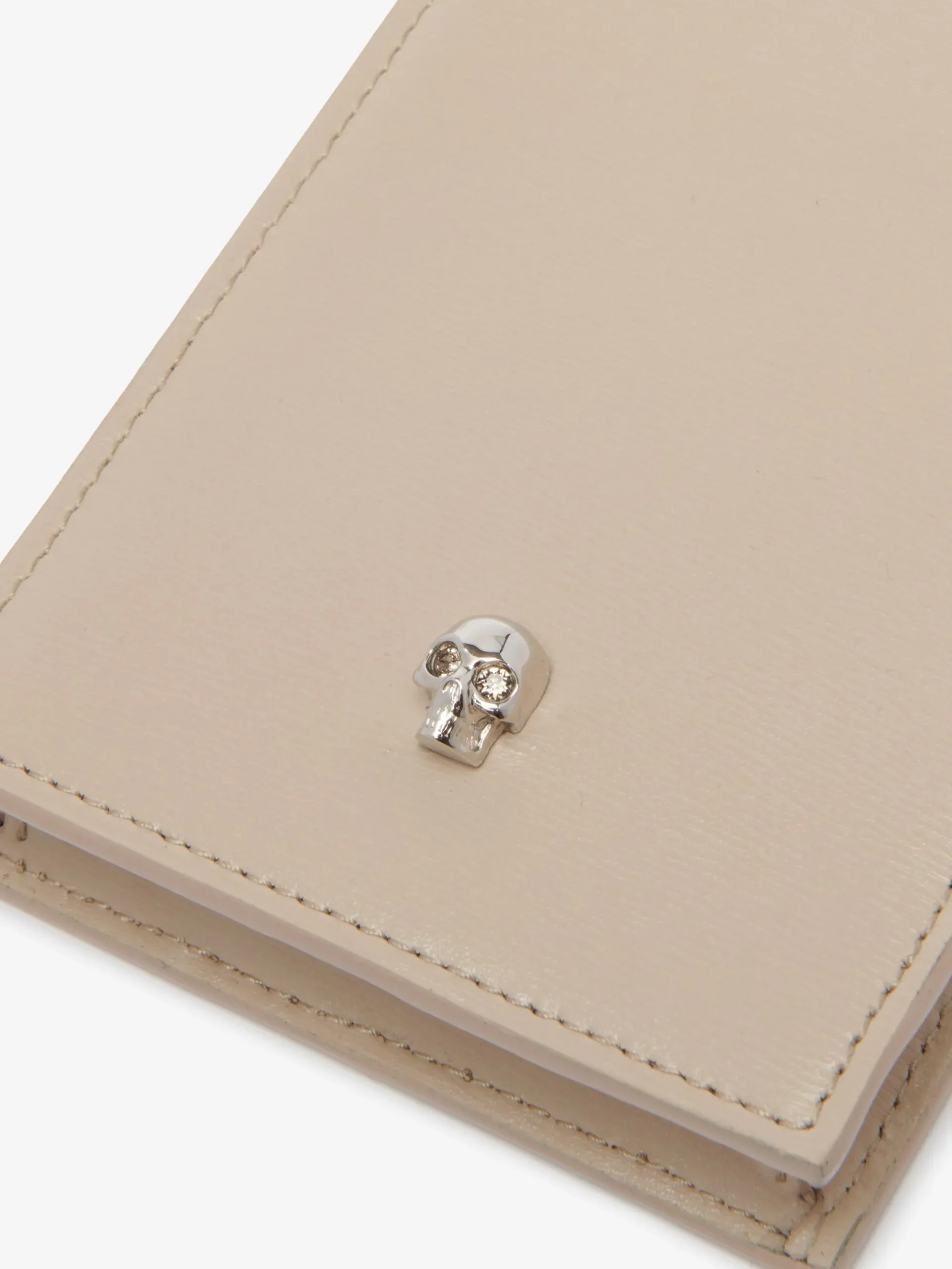 Women's Skull Phone Case With Chain in >Alexander McQueen Fashion